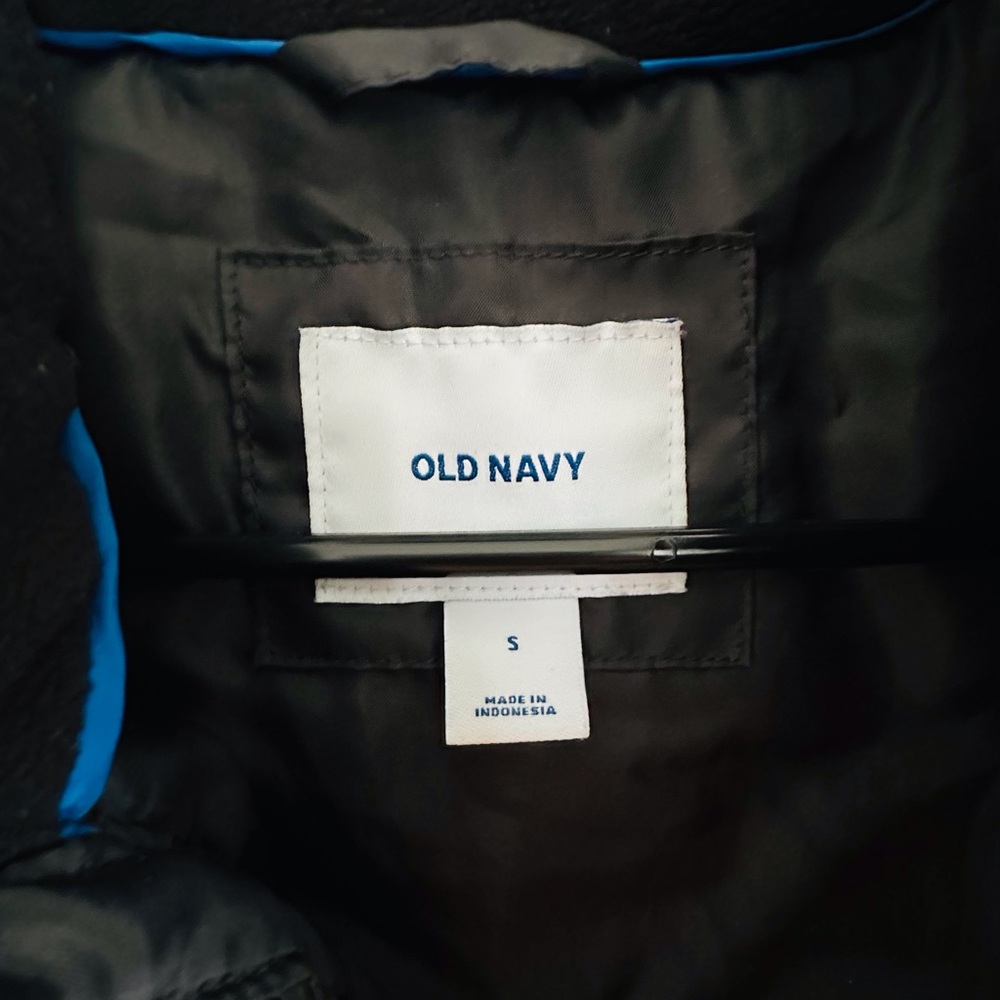 Old Navy Black Puffer Vest - Picture 3 of 8